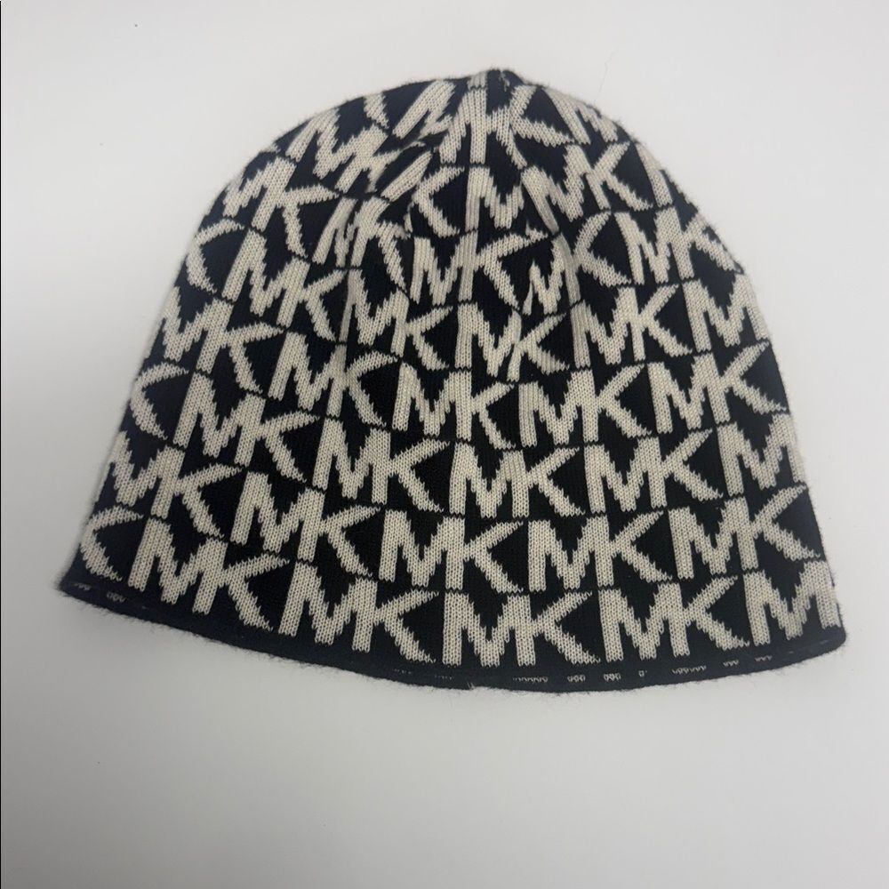 Michael Kors Monogram Logo Black and White Knit Winter Beanie Hat BRAND NEW ❣️